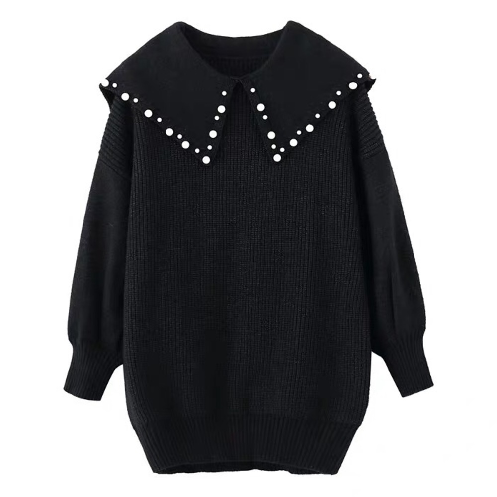 Chic black sweater with pearl